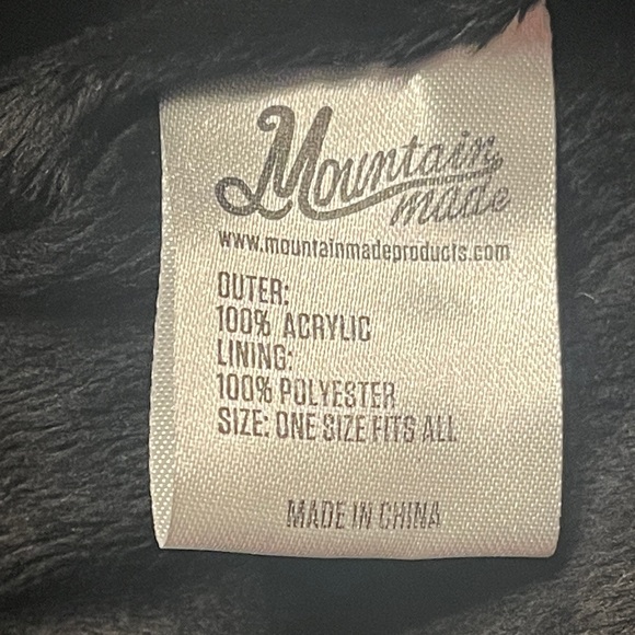 Mountain Made Cable Knit Pom Hat - Picture 3 of 12